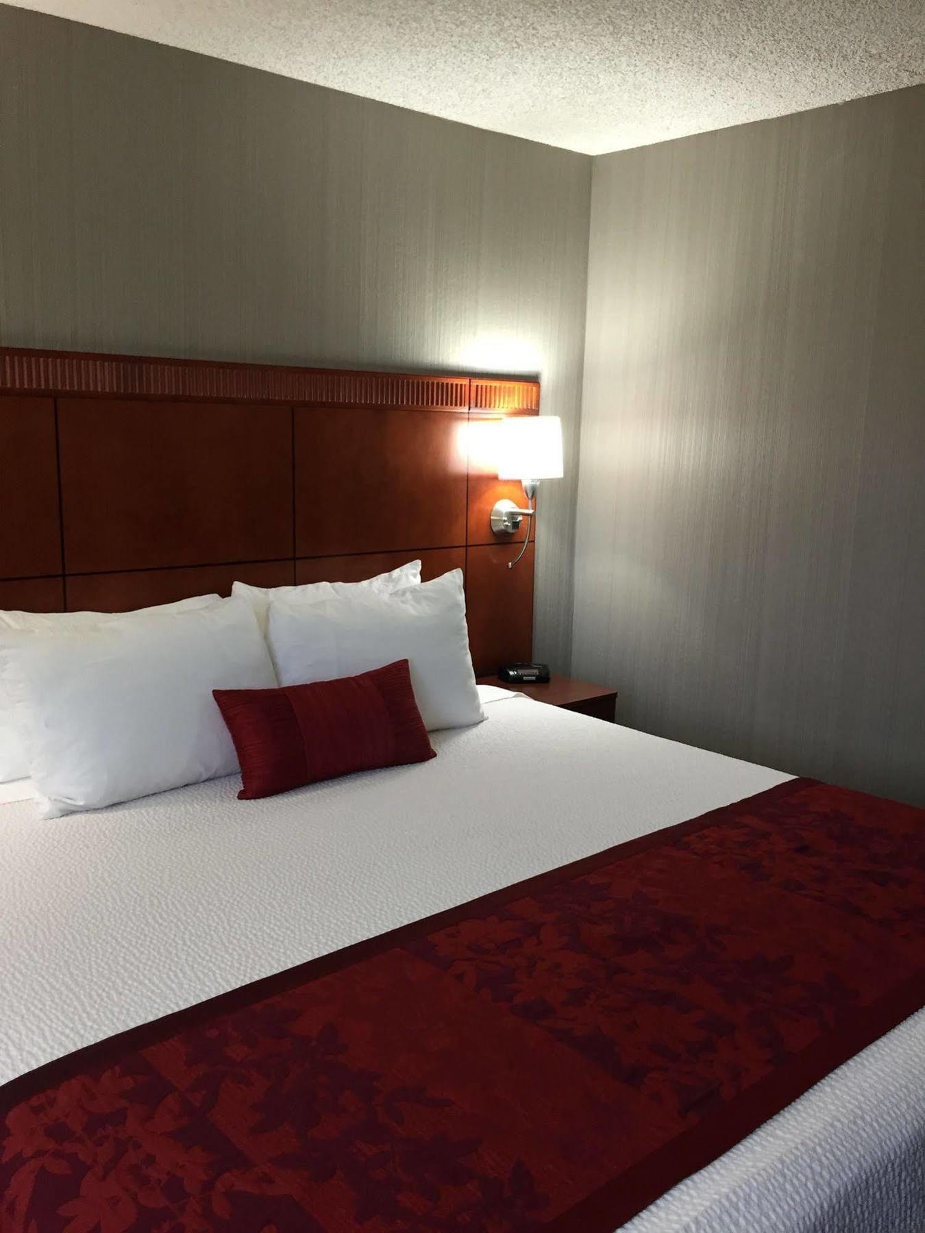 Country & By Radisson, Delta Park North