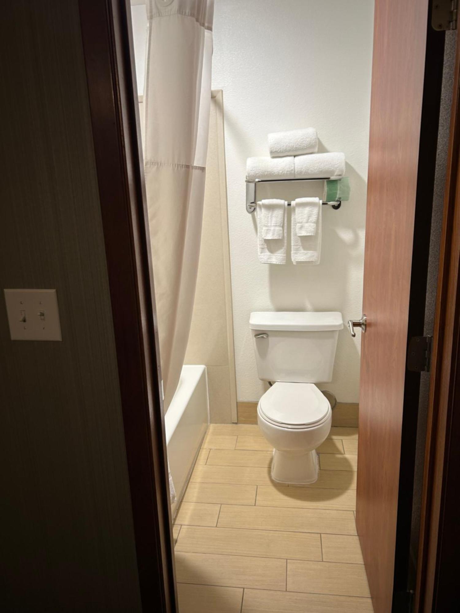 Hotel Country & By Radisson, Delta Park North 3*