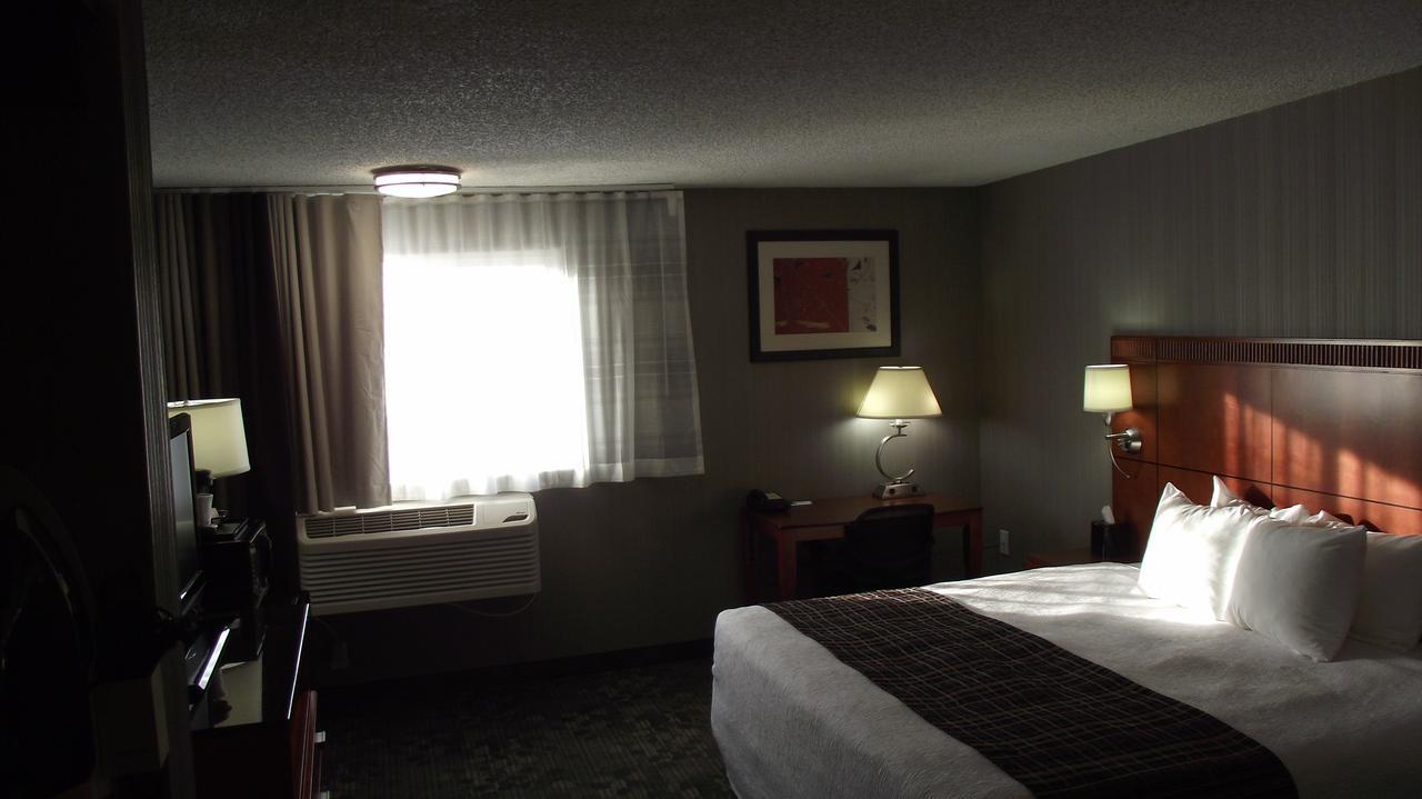 Country & By Radisson, Delta Park North